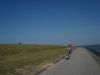 Fietsen op de dijk van Ameland aan de Waddenzee huisje ameland vakantie
